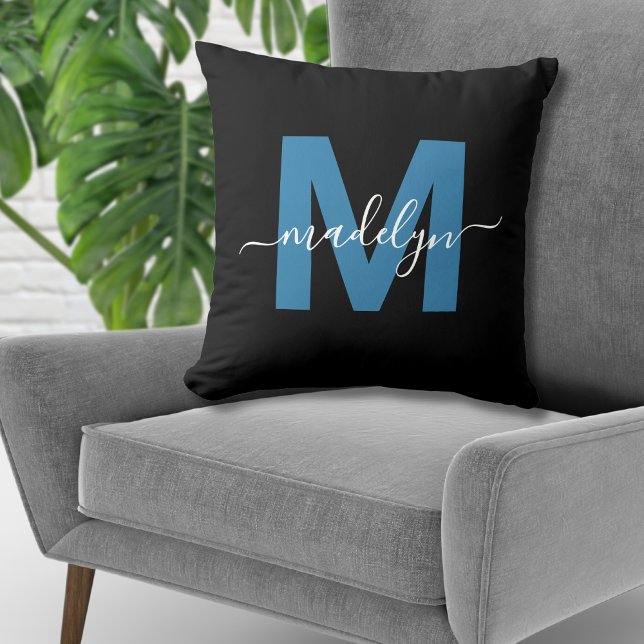 Cojín Decorativo Guión de nombre inicial monograma azul (Monogram Initial Name Script Blue Throw Pillow)