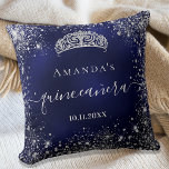 Cojín Decorativo Guión de nombre tiara del purpurina de plata azul<br><div class="desc">Para una elegante Quinceañera, 15 años. El color azul del fondo es de diseño y el azul es irregular. Decorada con un polvo falso purpurina de plata, una corona de tiara. Personalice y agregue un nombre, edad y fecha. Quinceañera está escrita con un moderno guión de estilo escrito a mano...</div>