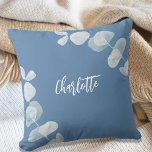 Cojín Decorativo Guión del nombre del eucalipto azul turbio<br><div class="desc">Un fondo azul polvoriento decorado con eucaliptos. Personalice y agregue un nombre.</div>