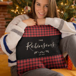 Cojín Decorativo Guión familiar de búfalo rojo ruso moderno<br><div class="desc">La familia personalizado lanza almohada con el nombre de su familia en caligrafía de escritura en este moderno y rústico diseño de manta de búfalo roja.</div>