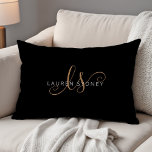 Cojín Decorativo Guión femenino de oro negro moderno monogramado<br><div class="desc">Moderno Guión Femenino Oro Negro Monogramado Acento Pillow. Personalice fácilmente esta moderna y elegante almohada de acento con su monograma y nombre personalizado.</div>