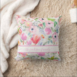 Cojín Decorativo Guión monograma de floraciones de color rosa y agu<br><div class="desc">Romántico, bohemio, de estilo boho. Flores suaves y femeninas de color acuático en tonos rosa, verde y melocotón con un follaje verde sobre un fondo blanco. Personalice y agregue su nombre o nombre familiar escrito con un guión con letras a mano y letras de color rosa moderno y con toques....</div>