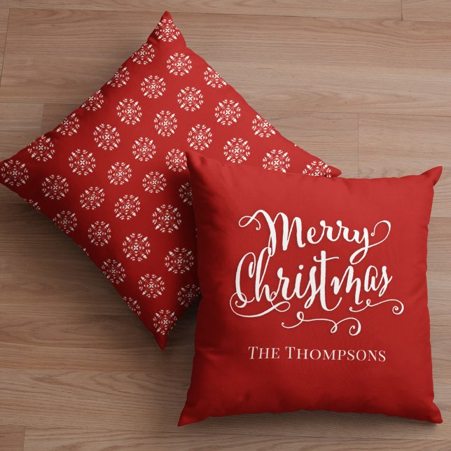 Cojín Decorativo Guión navideño rojo personalizado (Merry Christmas holiday white calligraphy script holiday pattern throw pillow)
