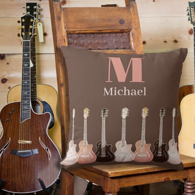 Cojín Decorativo Guitariano Monogramado Guitars Brown (Guitar lovers monogram brown rustic pillow)