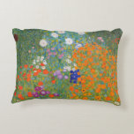 Cojín Decorativo Gustav Klimt Flor Jardín Naturaleza<br><div class="desc">Un bonito cuadro del jardín,  un cuadro clásico de Gustav Klimt,  llamado Cottage Garden,  o Bauergarten,  1907,  que se encuentra cerca de un jardín de flores,  un cuadro de flores de colores.</div>