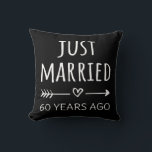 Cojín Decorativo Hace 60 Años Que Me Casé<br><div class="desc">Diseño bonito, perfecto para todo aquel que haya estado casado durante 60 años y para una ceremonia de renovación de la promesa boda. ¡Es un gran conjunto para las parejas! Cita de 'Acabo de casar hace 60 años' para una pareja que se casó hace 60 años o una pareja que...</div>