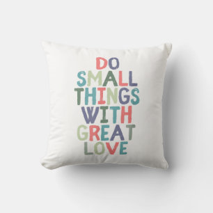 Cojín Decorativo Hacer cosas pequeñas con gran amor Cita camiseta d