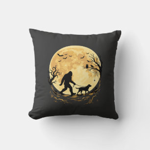 Cojín Decorativo Halloween Bigfoot Labrador Caminando Bajo Luna Lle