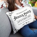 Cojín Decorativo Halloween blanco y negro con foco de hocus<br><div class="desc">Bienvenido a sus invitados con esta horrible y divertida almohada de lanzamiento lumbar de Halloween. El elegante diseño tipográfico presenta la redacción "Las hermanas Sanderson Hocus Pocus Apothecary - Potions, Spells, Elixers & Tonics". El diseño en blanco y negro se acentúa con rollos, una escoria y unos huesos cruzados y...</div>
