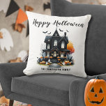Cojín Decorativo Halloween de la casa de Haunted<br><div class="desc">Añada un toque alegre y acogedor a su decoración de Halloween con esta almohada divertida y festiva. Con un sencillo diseño en blanco y negro, la almohada muestra una casa embrujada con acentos naranjas de un árbol espeluznante, calabazas y lámparas de jack-o-lanterns. Los detalles de fantasmas y murciélagos más bonitos...</div>