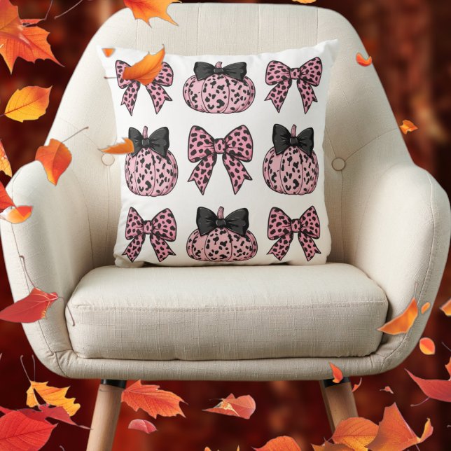 Cojín Decorativo Halloween lindas calabazas y arcos coqueta rosa (Halloween cute Pumpkins and bows pink Coquette Throw Pillow)