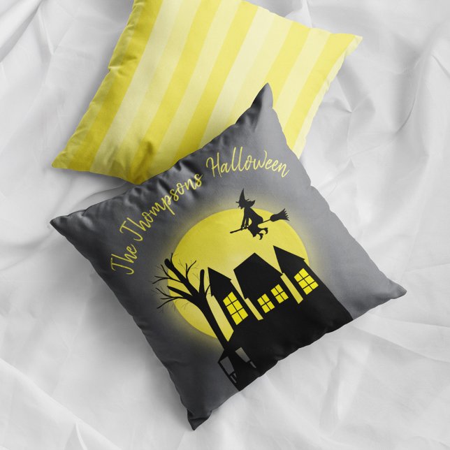 Cojín Decorativo Halloween Spooky Scary Witch Haunty House (Haunted house Halloween pillow with witch flying over moon and personalized family name decor.)
