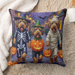 Cojín Decorativo Halloween Trick-or-Treating Dogs de Airedale Terri