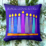 Cojín Decorativo Hanukkah Blue Boho Pattern Vela Paz Luz de amor<br><div class="desc">"Paz, amor y luz". Un ilustracion juguetón, moderno y artístico de velas de patrón boho en una menorah te ayuda a iniciar las vacaciones de Hanukkah. Las variadas velas azules con coloridos patrones de Relieve metalizado falsos superponen un fondo rico y azul profundo con texturas. Relieve metalizado falso de patrón...</div>