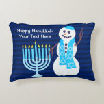 Cojín Decorativo Hanukkah Hanukkah Howman Blue Menorah Holiday<br><div class="desc">Esta adorable almohada de Hanukkah se verá muy bien en la habitación familiar o en las camas de los niños. Las pequeñas almohadas de acento hacen que la decoración para las vacaciones sea una brisa y también hacen grandes regalos personalizados. El muñeco de nieve feliz y el símbolo tradicional de...</div>