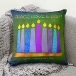 Cojín Decorativo Hanukkah Negrita Velas Azules Verde Paz Luz de Amo<br><div class="desc">"Paz, amor y luz". Un ilustracion juguetón, moderno y artístico de velas de patrón boho en una menorah te ayuda a iniciar las vacaciones de Hanukkah. Las variadas velas azules con coloridos estampados de Relieve metalizado falso cubren un fondo rico y verde y texturado. Relieve metalizado falso de patrón de...</div>