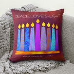 Cojín Decorativo Hanukkah negritas velas azules en luz de amor de p<br><div class="desc">"Paz, amor y luz". Un ilustracion juguetón, moderno y artístico de velas de patrón boho en una menorah te ayuda a iniciar las vacaciones de Hanukkah. Las variadas velas azules con coloridos patrones de Relieve metalizado falsos superponen un fondo rico y profundo naranja rojo quemado en textura. Relieve metalizado de...</div>