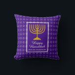 Cojín Decorativo HAPPY HANUKKAH | Menorah | Estrella de David | Púr<br><div class="desc">Elegante almohada de color púrpura HANUKKAH con la falsa Estrella de David de plata en sutil patrón de fondo. El texto del marcador de posición es personalizable para que puedas cambiar HAPPY HANUKKAH a un saludo de tu propia elección (texto de longitud similar) o en tu propio idioma. Parte de...</div>
