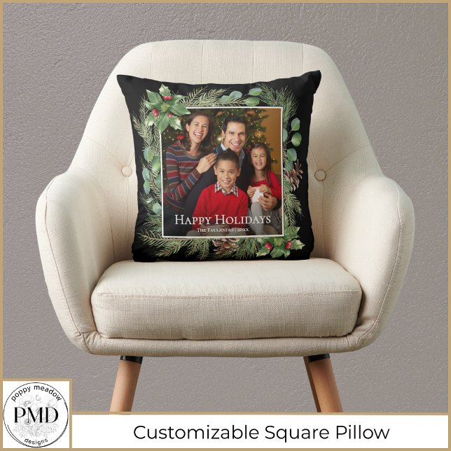 Cojín Decorativo Happy Holidays Photo Wreath Greenery  (Happy Holidays Photo Wreath Botanical Greenery Throw Pillow with Name, Year, Photo.)