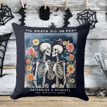 Cojín Decorativo Hasta Que La Muerte Nos Haga Esbozos De Parte Boda<br><div class="desc">Presentamos nuestro "Diseño de Boda gótico "La muerte dura", la perfecta fusión de fantasía y romance oscuro. Diseñado específicamente para los que abrazan el encanto encantador de un boda de Halloween, este diseño único captura la esencia de un esqueleto de otoño de hallowedding gótico. Imaginen decir sus votos en medio...</div>