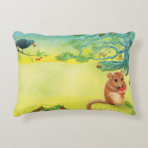 Hazel Dormouse comiendo fresa silvestre