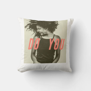 Cojín Decorativo "Hazlo Tú" Camiseta Gráfica – Empoderamiento en Es