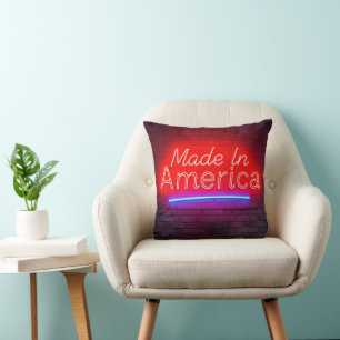 Cojín Decorativo Hecho en América Letrero de Neón sobre Ladrillo