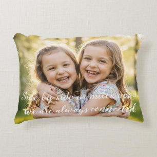 Cojín Decorativo Hermanas alegres abrazándose en cálida luz solar,