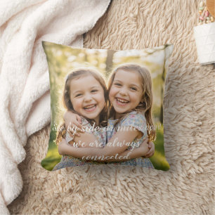 Cojín Decorativo Hermanas alegres abrazándose en cálida luz solar,