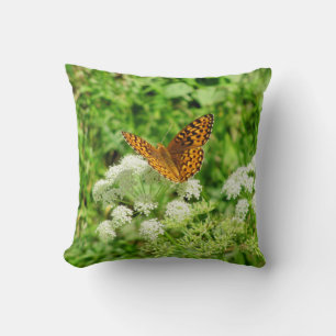 Cojín Decorativo Hermosa mariposa en las flores blancas