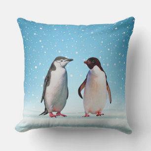 Cojín Decorativo Hermosa pareja pingüina en azul claro