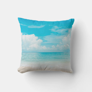Cojín Decorativo Hermosa playa tropical con cielo azul y c blanco