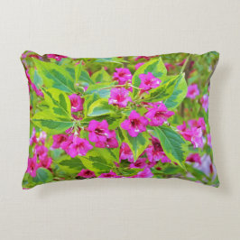 Cojín Decorativo Hermosa Weigela verde con flores de Crimson