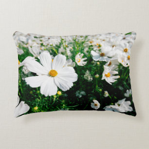 Cojín Decorativo Hermosas flores de cosmos blancos floreciendo en l