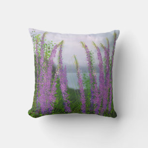 Cojín Decorativo Hermosas Flores de Lupino Junto al Lago