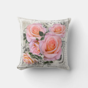 Cojín Decorativo Hermosas rosas rosas con fondo de encaje