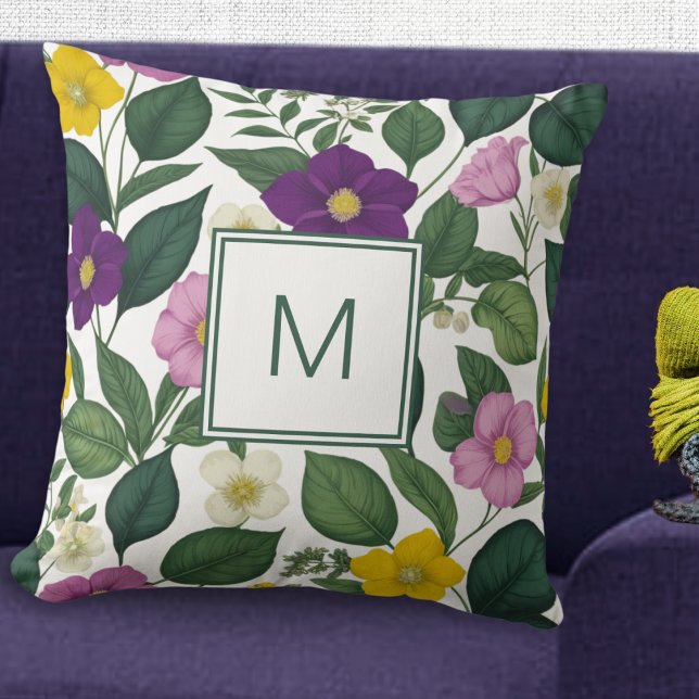 Cojín Decorativo Hermosas y elegantes flores de primavera de impres (A pretty monogrammed cushion with purple, pink, yellow and white flowers and green leaves)