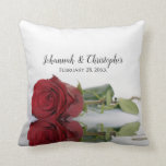 Cojín Decorativo Hermoso Boda Rosa Roja Memento<br><div class="desc">Esta bonita almohada de tiro es la manera perfecta de conmemorar su día especial. Tiene un bonito diseño con una única rosa roja de tallo largo que refleja una piscina de agua con olas y olas. Arriba están los nombres de la pareja en caligrafía de escritura de encaje, y la...</div>