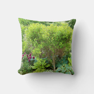 Cojín Decorativo Hermoso paisaje de jardín verde con hostas
