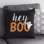 Cojín Decorativo Hey Boo Naranja Black Funny Halloween Ghost<br><div class="desc">Moderno y adorable diseño de almohadas de decoración de Halloween "Hey Boo" presenta textos en letras naranjas y blancas con un pequeño acento fantasma.</div>