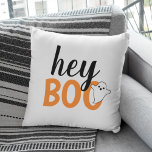 Cojín Decorativo Hey Boo Naranja White Funny Fantasma Halloween<br><div class="desc">Moderno y adorable diseño de almohadas de decoración de Halloween "Hey Boo" presenta textos en tonos negros,  naranjas y blancos con un pequeño acento fantasma.</div>