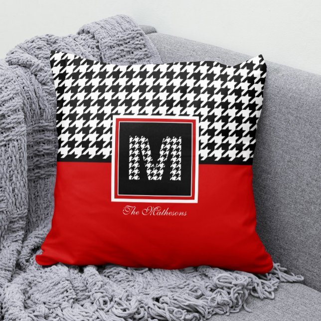 Cojín Decorativo Hincha clásica y monograma | Blanco negro rojo (Classic Houndstooth Monogram Decorative Pillow with Any Name)