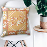 Cojín Decorativo Hippie retro Dejar que el sol brille maría floral<br><div class="desc">Déjate iluminar por el Sunshine en la guardería de tu pequeño, con esta colorida e inspiradora colección de decoración de habitaciones para bebés, neutra en cuanto a género. Las mareas retro modas con un mensaje de tipo de letra vintage y elementos modernos sencillos iluminan el sol. Arte creado y diseñado...</div>