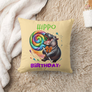 Cojín Decorativo Hippo Cumpleaños Alegre, Colorida Bañera de Vela
