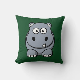 Cojín Decorativo Hippo sobre un fondo verde oscuro