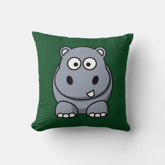 Cojín Decorativo Hippo sobre un fondo verde oscuro