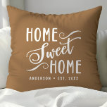 Cojín Decorativo Hogar Brown personalizado dulce hogar<br><div class="desc">Trae calidez y encanto a tu casa con esta almohada marrón personalizada "Home Sweet Home". El elegante guión y el nombre de la familia de personalizables le dan un toque acogedor a su salón o dormitorio. La paleta de colores neutros complementa varios estilos de decoración casera.</div>