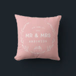 Cojín Decorativo Hogar de Sr y Sra nuevo<br><div class="desc">Cojín para recién casados o Sr y Sra nueva casa. Detalles florales y de casita dibujados a mano. El color de fondo se puede alterar.</div>