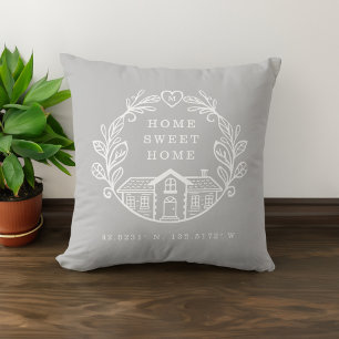 Cojín Decorativo Hogar Dulce, Diseño de Wreath y coordenadas Gris