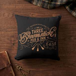 Cojín Decorativo HOGSMEADE™ LAS TRES ESCOBAS™ Pub & Posada